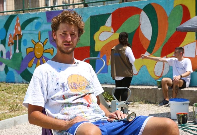 Bh umjetnik naslikao mural u izbjegličkom centru Salakovac